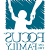 关注家庭 logo depicting silhouette of child with arms raised holding parents' hands.